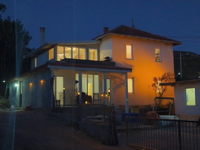 Kuća Oleander at night